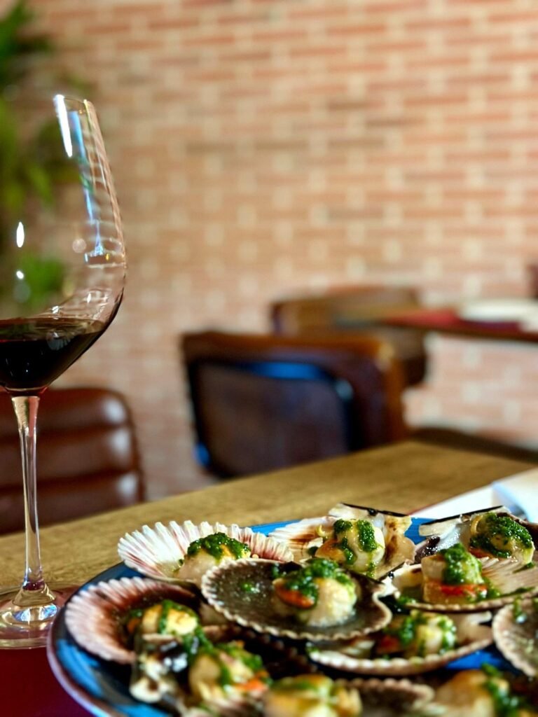 Foto de ostras con copa de vino